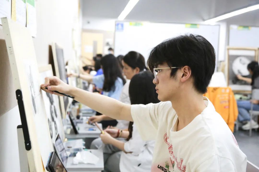 k8凯发(中国)天生赢家·一触即发2023届学员素描课堂场景