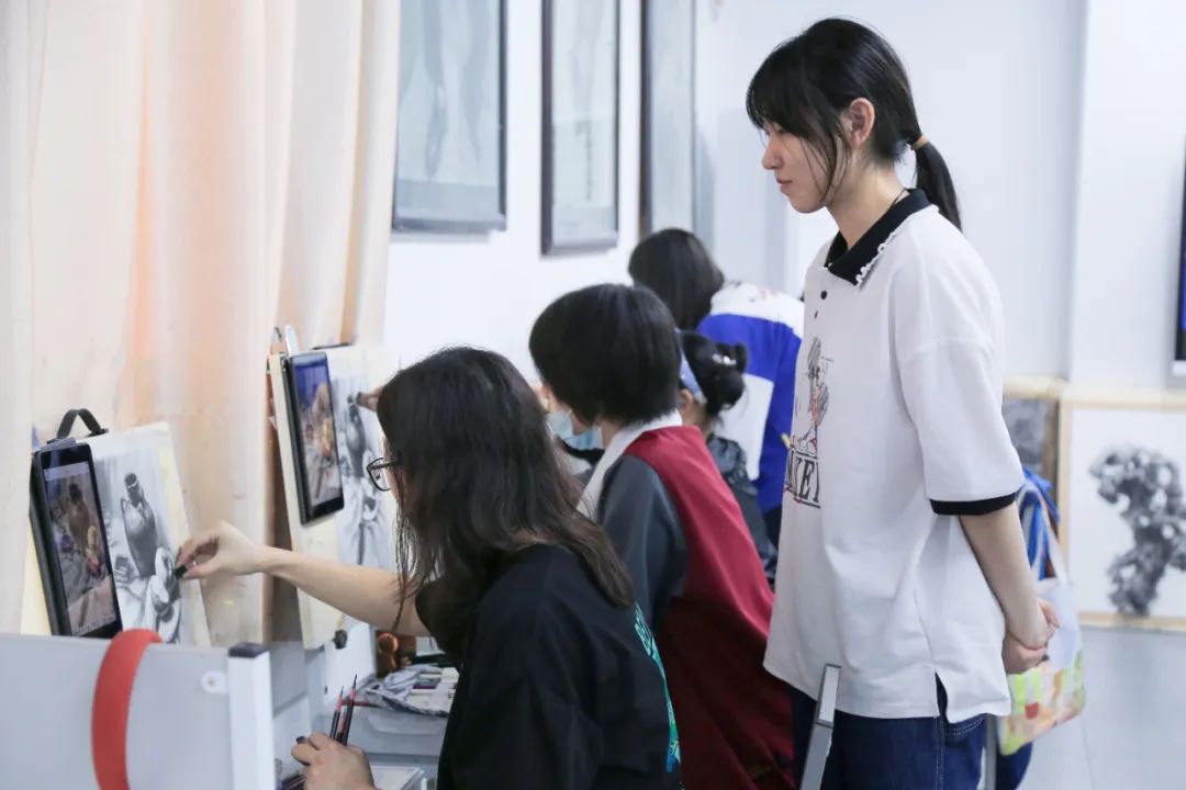 k8凯发(中国)天生赢家·一触即发2023届学员素描课堂场景