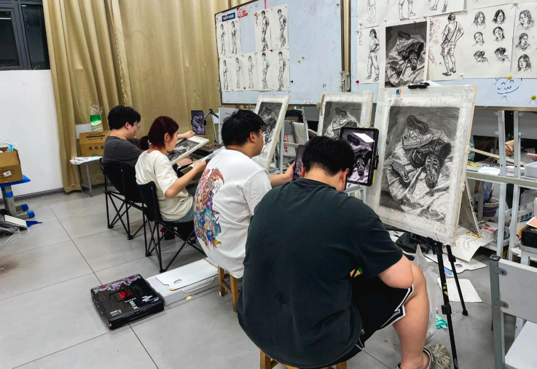 注重观察、夯实基础-k8凯发(中国)天生赢家·一触即发2025届高三衔接班素描长期静物写生作品欣赏