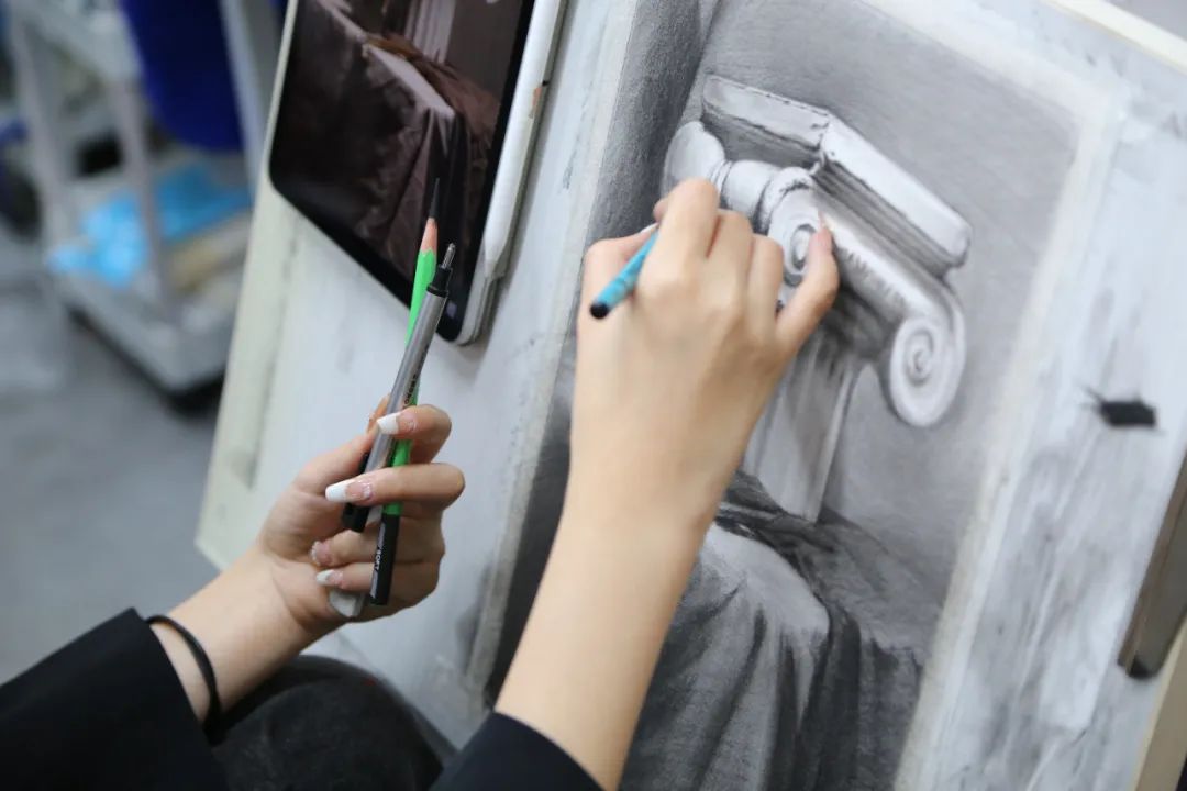 k8凯发(中国)天生赢家·一触即发2023届学员素描静物写生